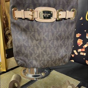 🔥👜🔥MICHAEL KORS Crossbody Charisma 🥰 Classic cutie right here!